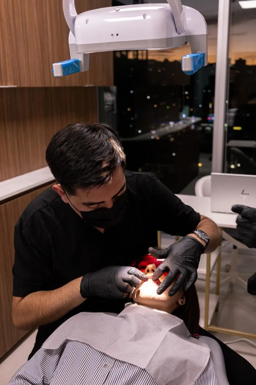 Dentista realizando un tratamiento dental
