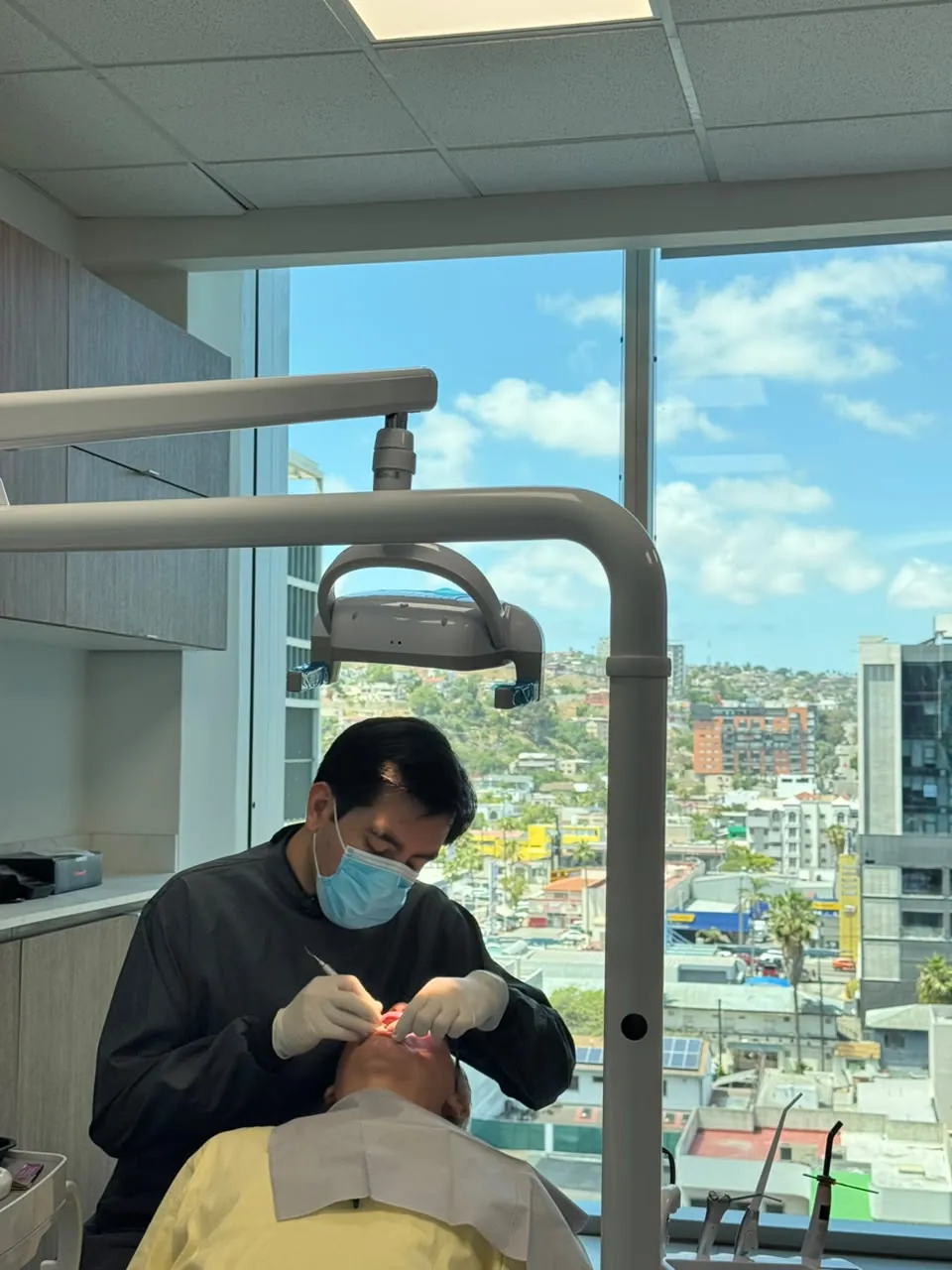 Consultorio dental con vista panorámica